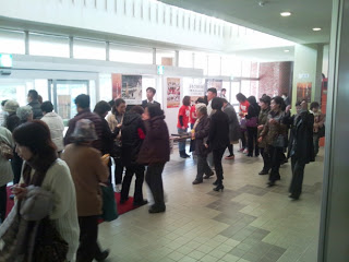 多くの来場者が行きかっているロビーの様子を写した写真