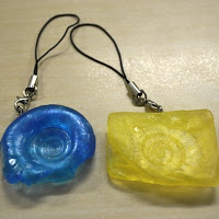 青と黄色のアンモナイトのストラップを写した写真