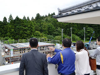 バイオガス施設の現場視察をしている亀山さんたちを後方から写した写真