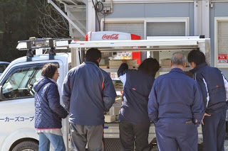 移動販売車に5名の方々が買い物にきている写真