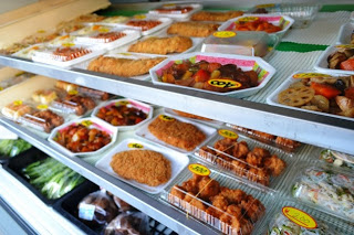 3段になっている陳列棚にそうざいやおかずなどたくさんの商品が並べられている写真