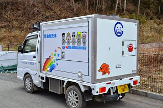 駐車している移動販売車を左後ろから全体を写した写真