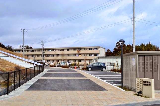 町営枡沢復興住宅に入る入り口から奥に集合住宅の建物が見えている写真