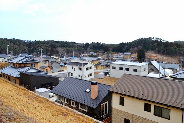 モダンな建物がたくさん見える町並みを写した写真