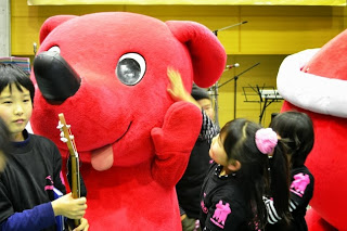 千葉県の公式マスコットキャラクターチーバくんを子どもたちが撫でている写真