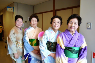 艶やかな着物姿の女性が4名並んで記念撮影をしている写真