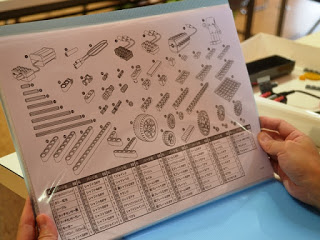 ファイルに入れられたロボットキットのパーツの説明書を写した写真