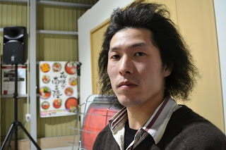 カメラ目線で写る我妻和樹さんの写真