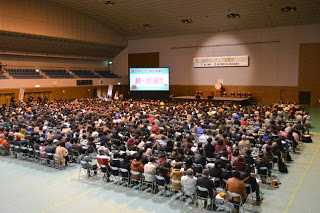 会場全体を少し高いところから全体を写した写真
