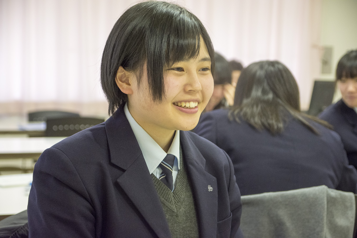 笑顔の三浦千裕さんの横顔をアップで写した写真