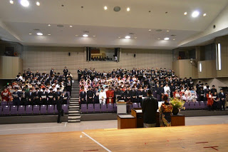 式典会場のステージから見た客席に、大勢のスーツや振袖を着た新成人たちが座っている写真