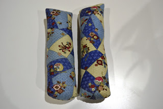 パッチワーク風の青い布で作られた、両手で持てるサイズのダンベルが2つ並べて置かれている写真