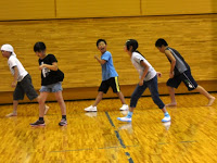 5人の子供たちが右足を前に出し後ろ足を伸ばし、右方向をみて同じポーズをしているダンスの練習の写真