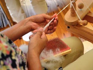 つむいだ羊毛を合わせてねじっている様子をアップで写した写真