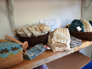 棚の上に毛糸で編まれた帽子などの作品が丁寧に並べられている写真