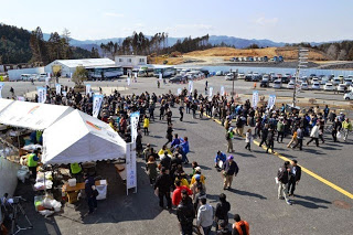 たくさんのテントが並び、その周りにたくさんの参加者の人たちが歩いている会場を写した写真