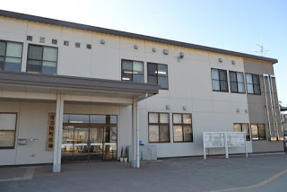 2階建ての南三陸町役場の建物を入り口側から移した外観写真