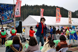 観客の目の前で亜KIRAさんが歌を披露している写真