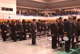 会場の1階、2階の参列者全員が起立して黙とうを捧げている様子の写真