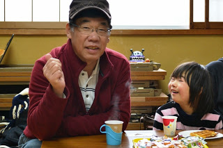 幼い子の横に座っている鈴木清美さんの写真