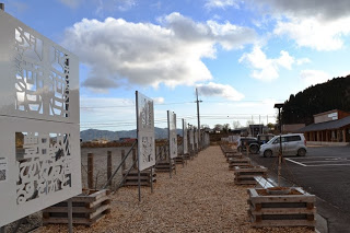 南三陸ポータルセンター前に白い切り絵のきりこアートボードが一直線に並べられて展示されている様子の写真