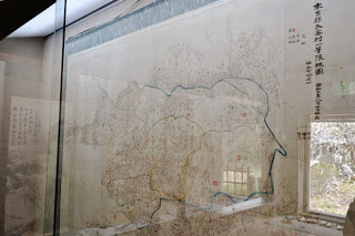 ガラスケースに展示された昔の地図を写した写真