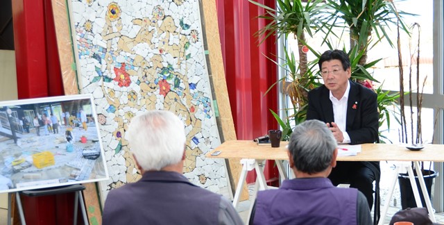 町長と町民の皆さんが向かい合って座り、意見交換会をおこなっている様子を写した写真