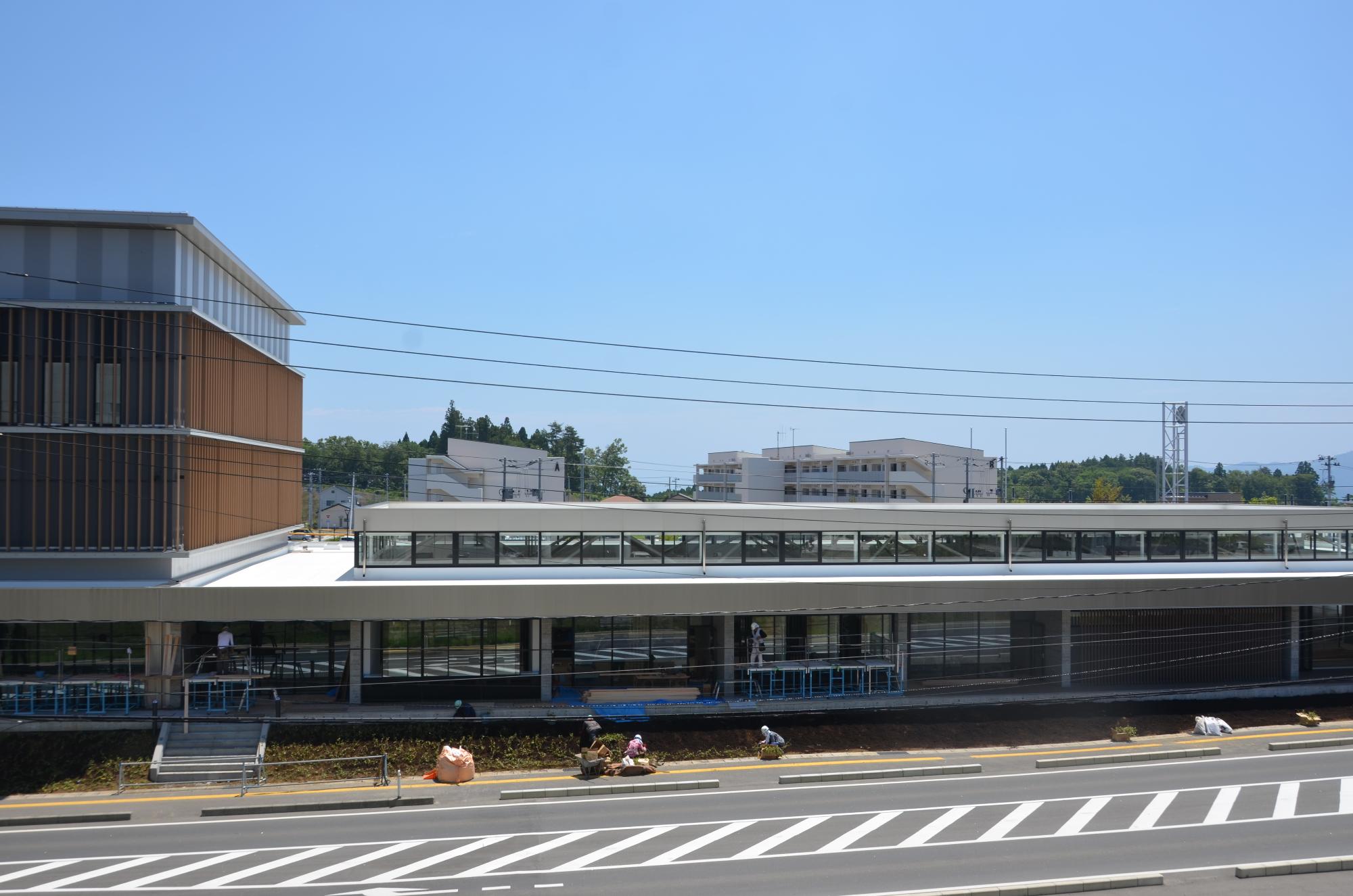 庁舎周辺の舗装や外構工事も完了しており、建物周辺の清掃をする様子の平成29年7月14日現在の写真