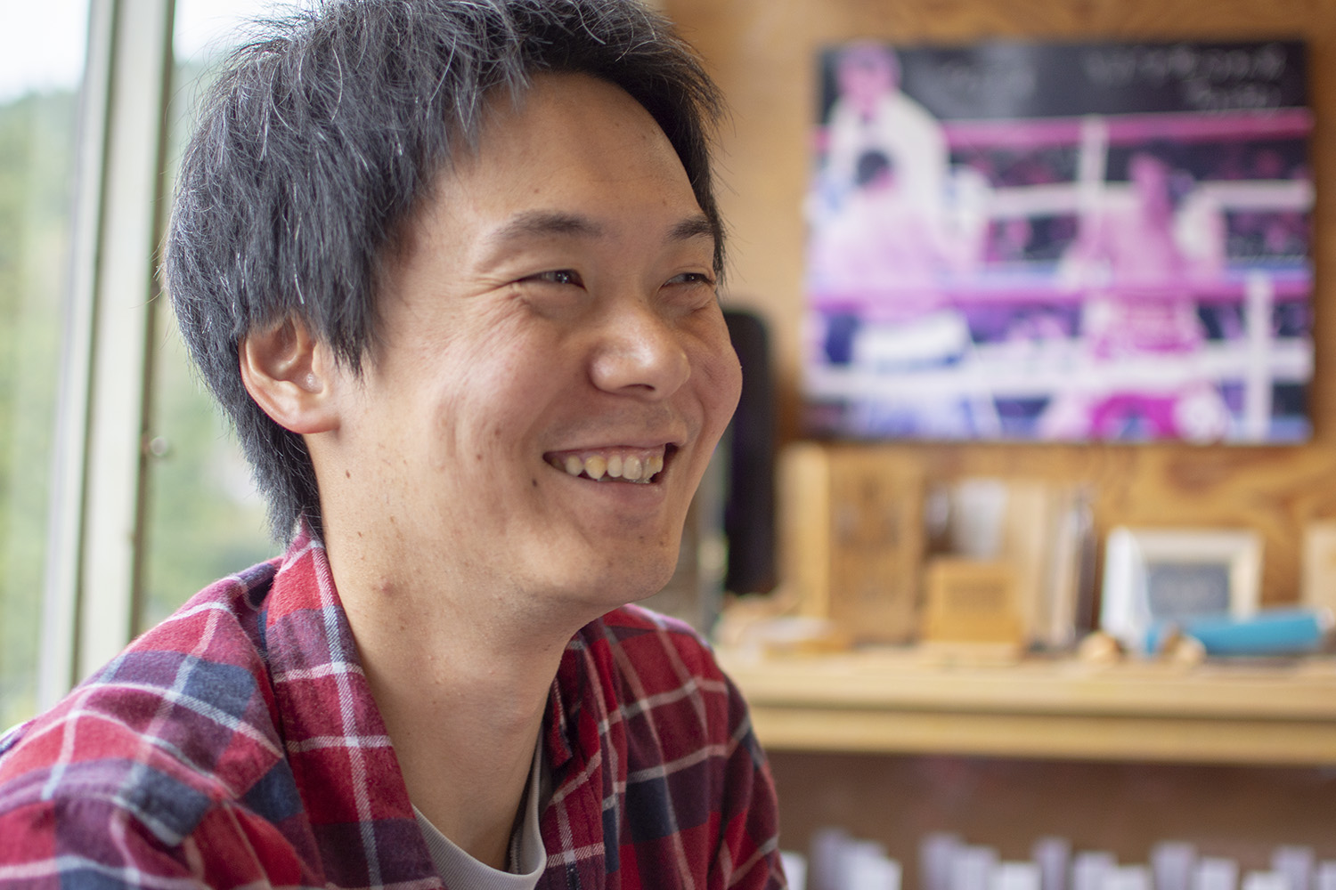 笑顔の大森さん横方向から写した写真