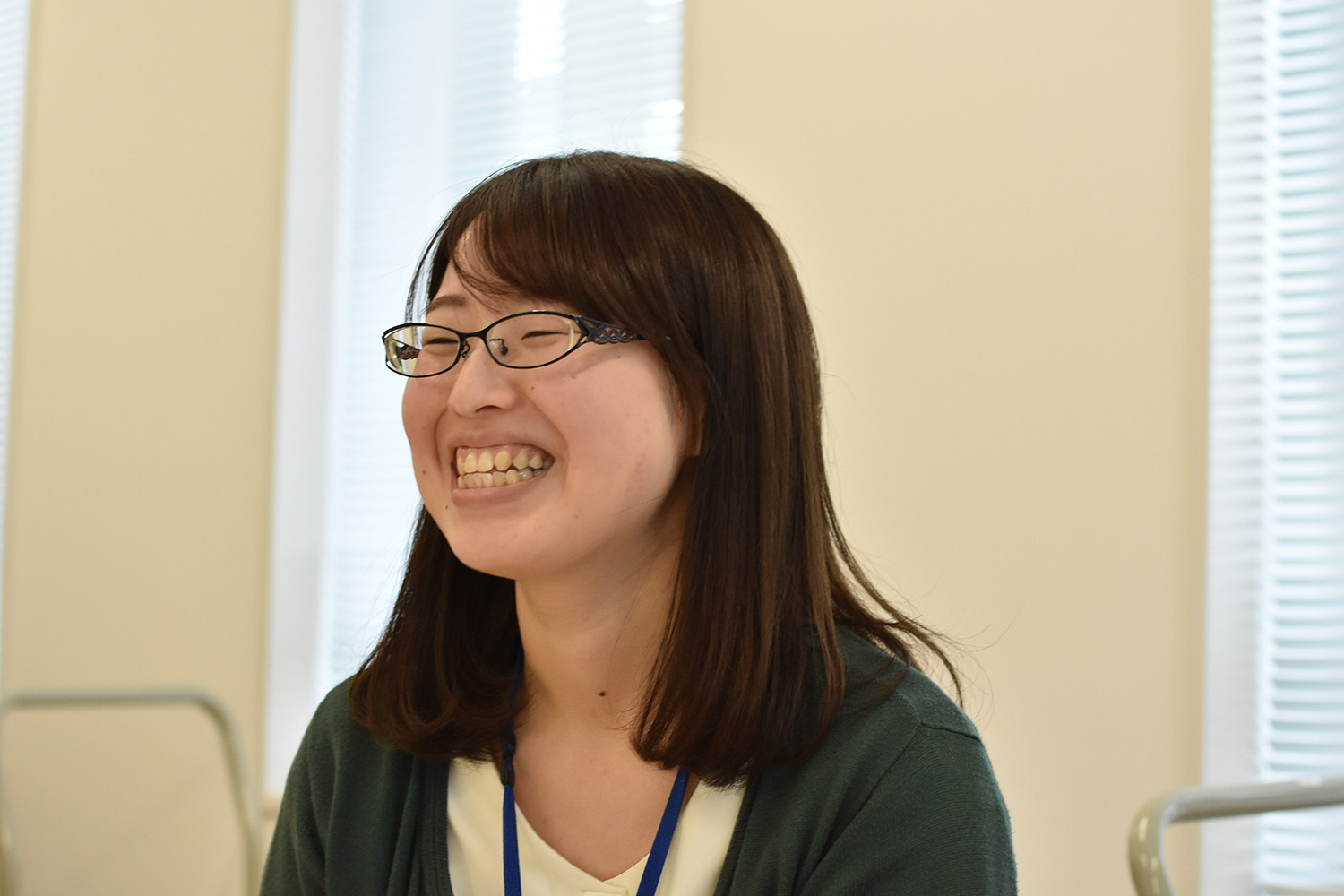 笑顔で楽しそうにしている眼鏡をかけた女性の写真