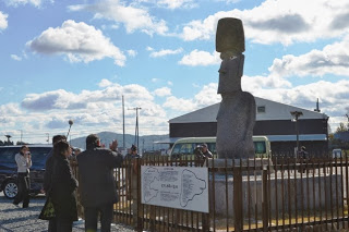 青空の下で三笠宮家彬子女王殿下と佐藤町長らが、モアイ像の前で説明を受けている様子の写真