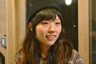 黒い毛糸の帽子をかぶった森加奈子部長の写真