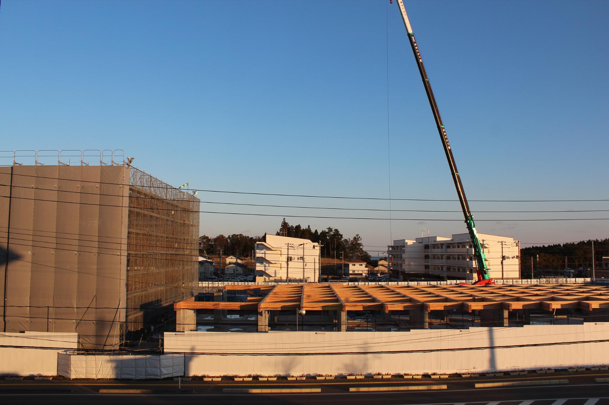 地面にコンクリートの基礎が完成し、その上に鉄骨の柱が立ち上がっている平成28年11月2日現在の写真