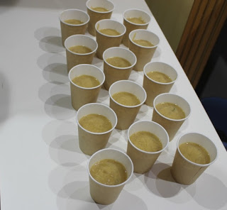 野菜スープが入った紙コップがたくさん並べて置かれている写真