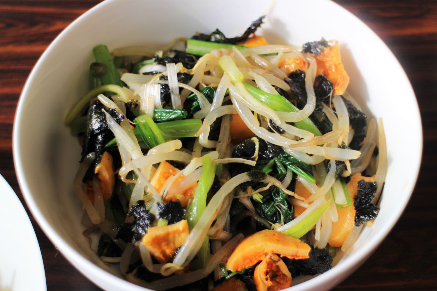 白い器に、もやし、小松菜、焼き海苔、茹でたホヤなどが混ぜられた「ホナムルムナ」が盛り付けられた写真