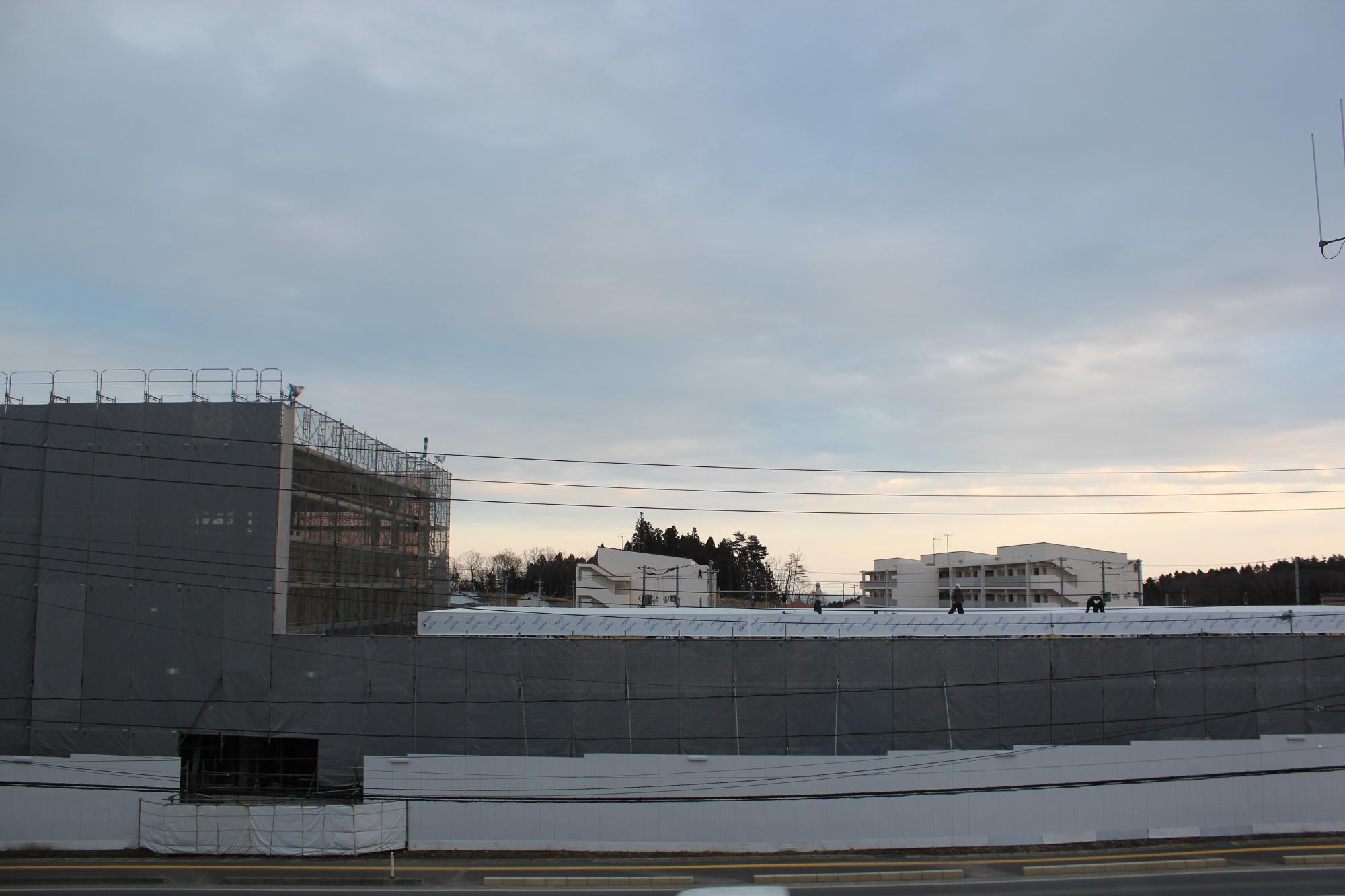 鉄骨の骨組み工事は完了し屋根部分の作業が行われている平成29年1月10日現在の写真