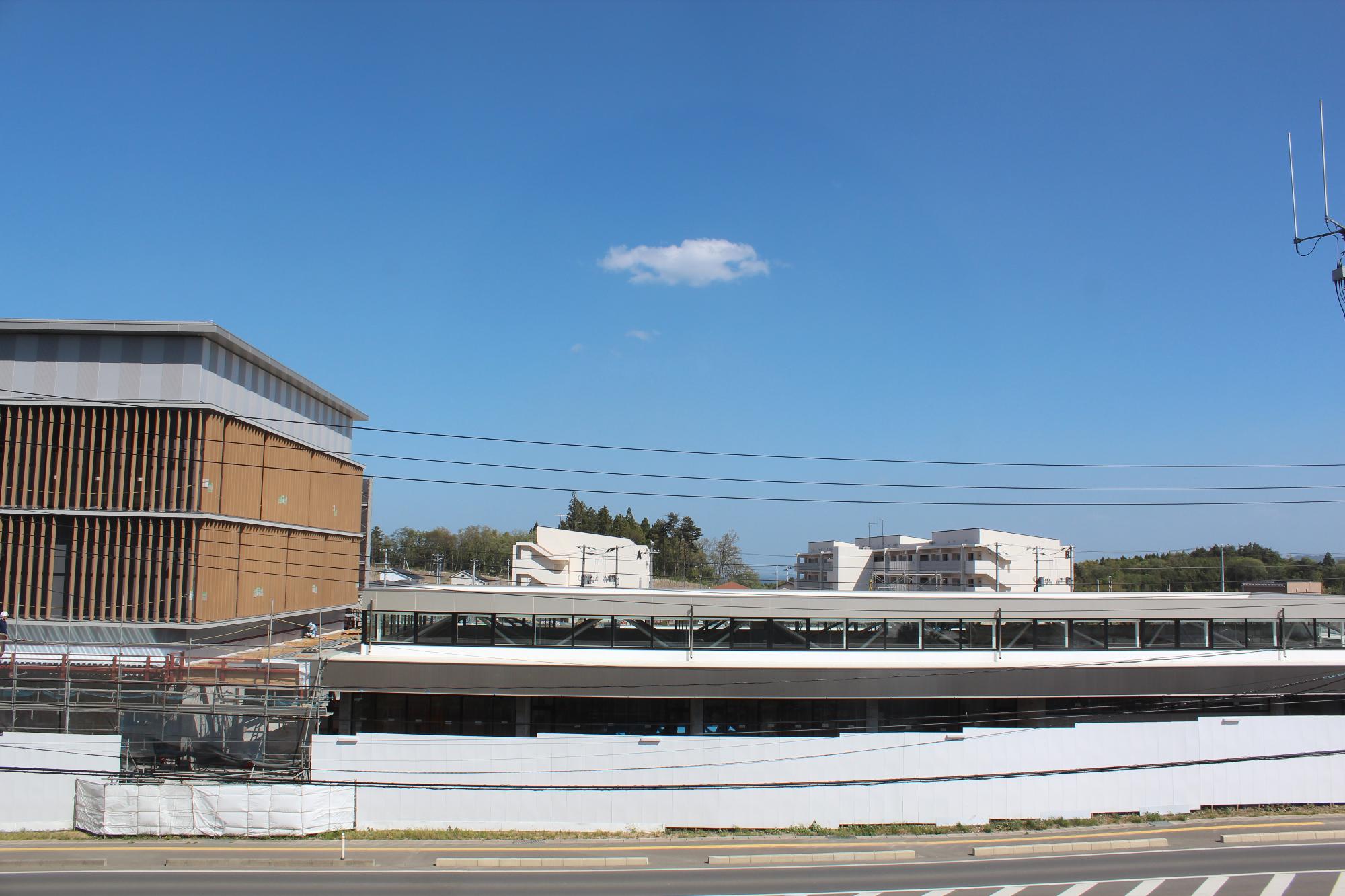 建物本体の工事はほぼ完了し、白い壁と木目を活かした温かみのあるデザインの庁舎が姿を現している平成29年5月8日現在の写真