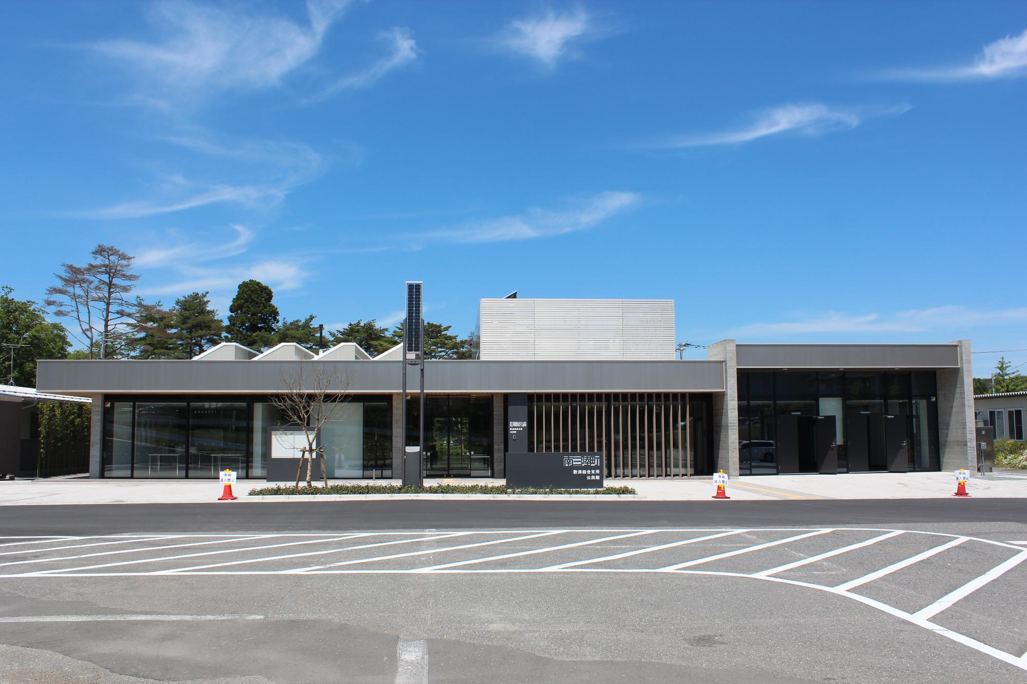 全面ガラス張りで現代的なデザインの平屋建て公共施設の正面を写した写真