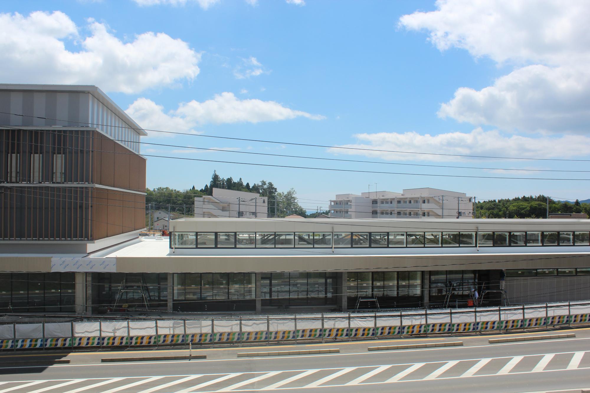 敷地内の舗装工事や外構工事も大部分が完了し建物周辺では細かな仕上げ作業が行われている平成29年6月13日現在の写真