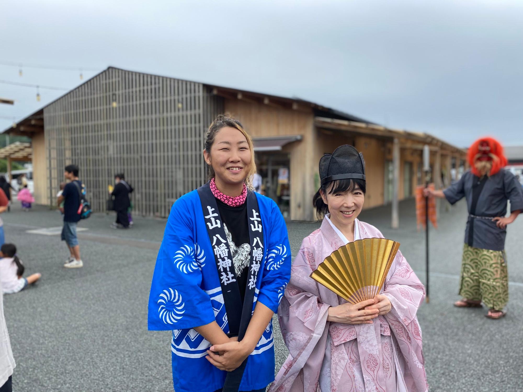 青い法被を着た後藤黎亜さんとピンクの衣装を着た工藤真弓さんの写真