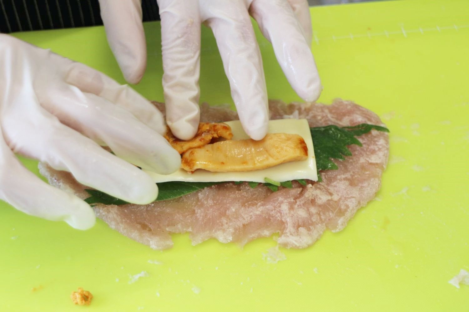 鶏ささみに大葉やスライスチーズを乗せて、その上にホヤを乗せている写真