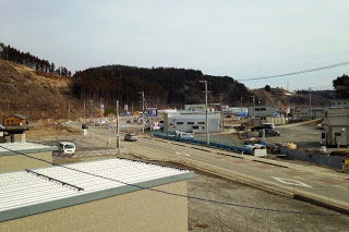 広い道路の左右に、たくさんの新しい建物が建っている商業地の写真