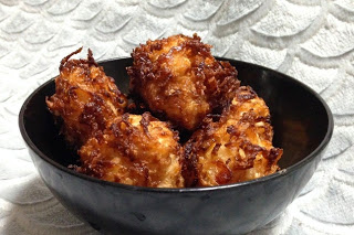 黒い器にもられた大根ボールの写真