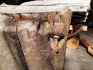 修復中の古い木船の船体に打ち込まれた錆びた釘の部分を間近で撮影した詳細な写真