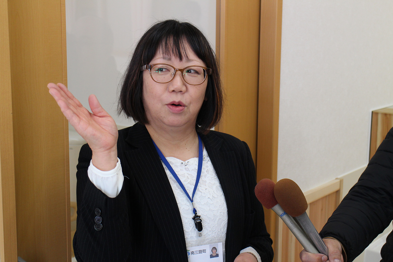 マイクを向けられインタビューに答えている中村美佐所長の写真