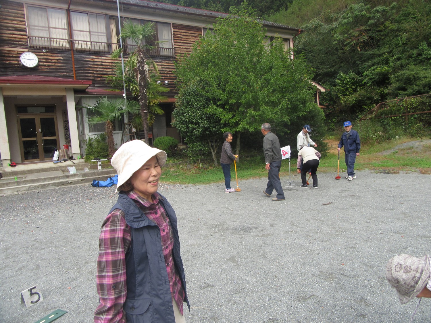 数人の高齢者が屋外でレクリエーションを楽しんでいる様子を写した写真