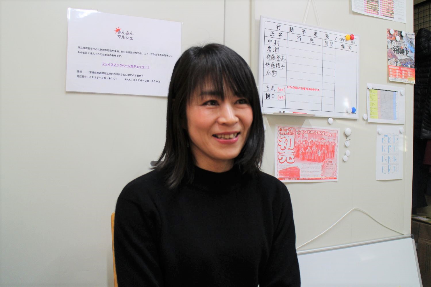 笑顔で話をする中村店長の写真