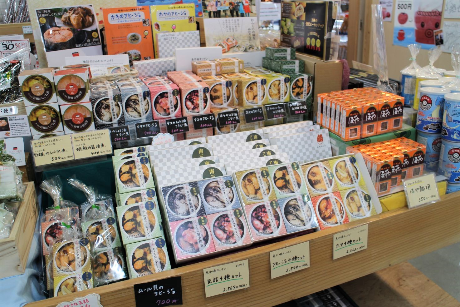 タコや牡蠣、ホヤなどを使用した南三陸町の特産品の缶詰が陳列台に並んでいる写真