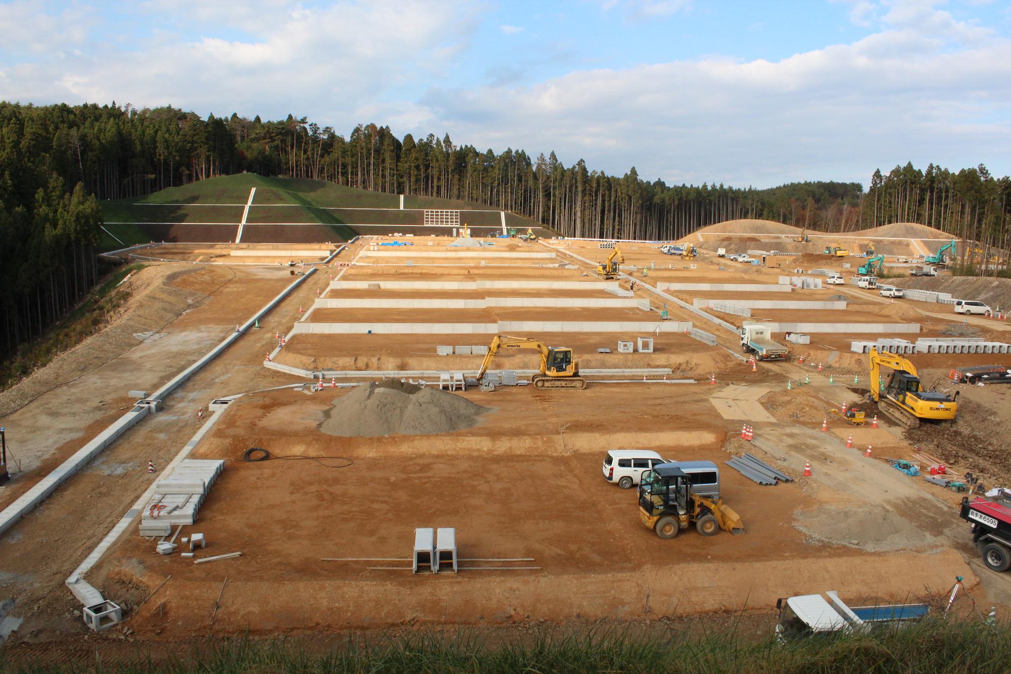造成地に基礎構造が整備され、道路と区画がはっきりしてきた工事現場の写真