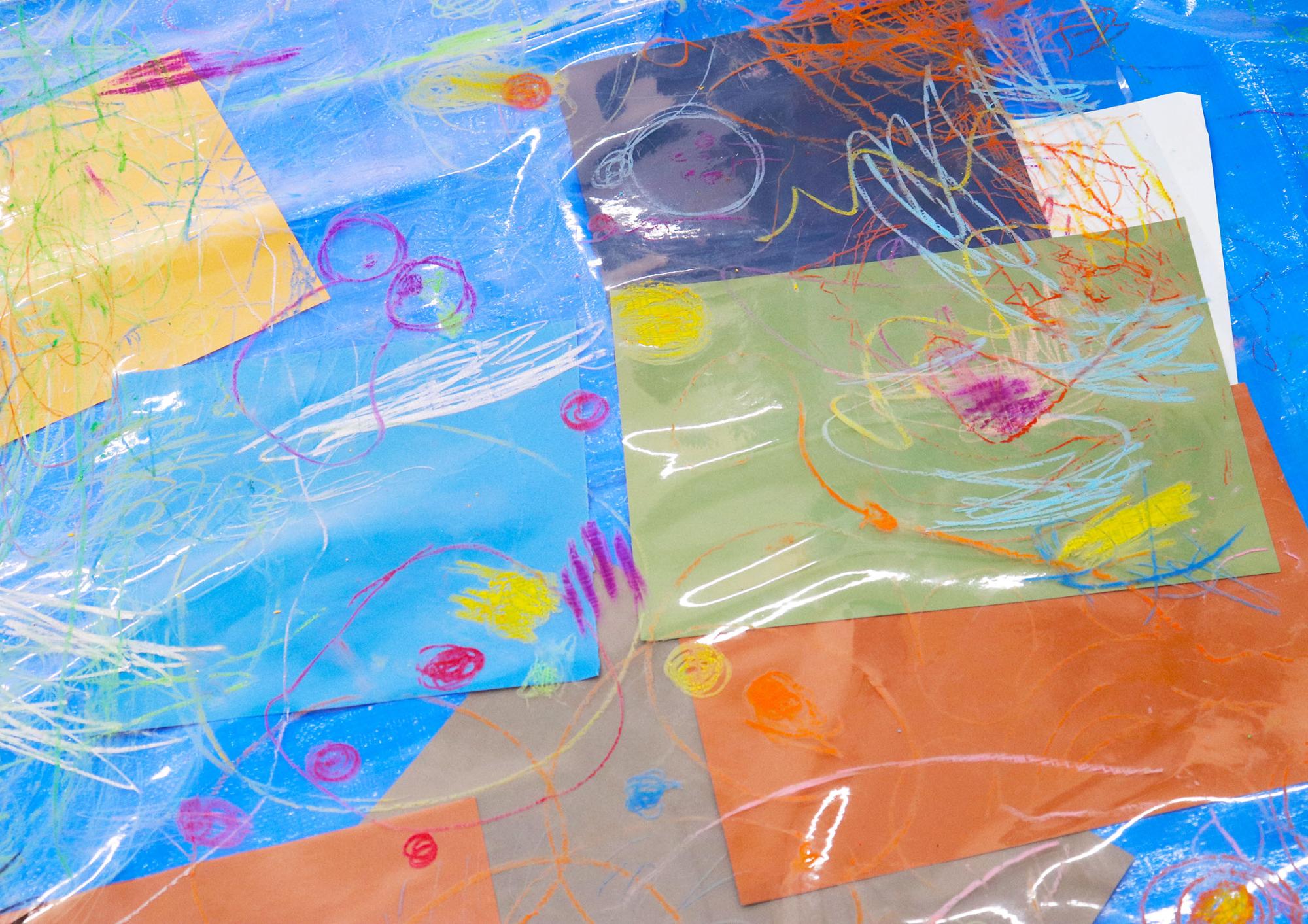 透明のシートにクレヨンで絵を描いた作品の写真